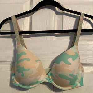 VS Victoria’s Secret T-Shirt Lightly Lined Demi 34D